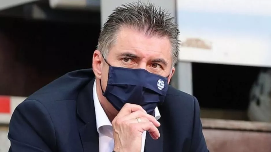 «Συμμόρφωση ως προς την ονομασία της εθνικής ομάδας ή αποβολή από FIFA/UEFA»