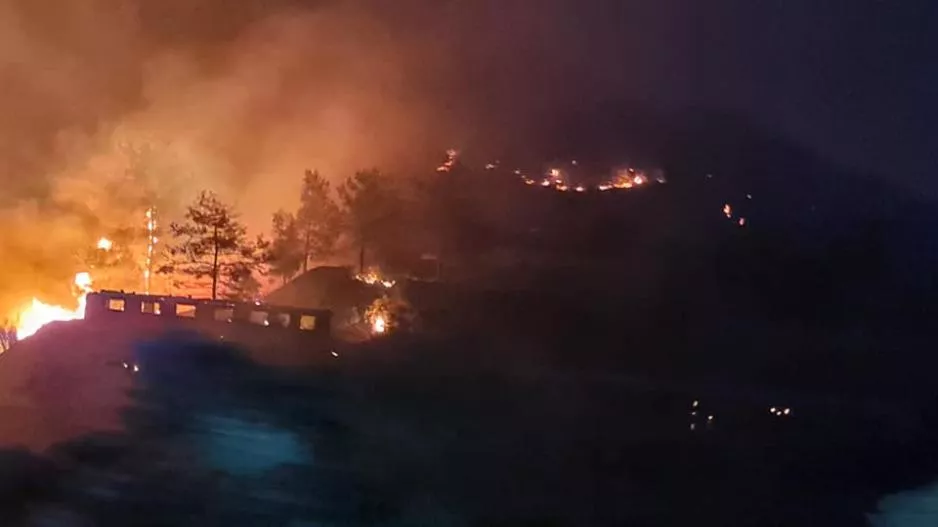 Στο σκοτάδι 8 κοινότητες 
