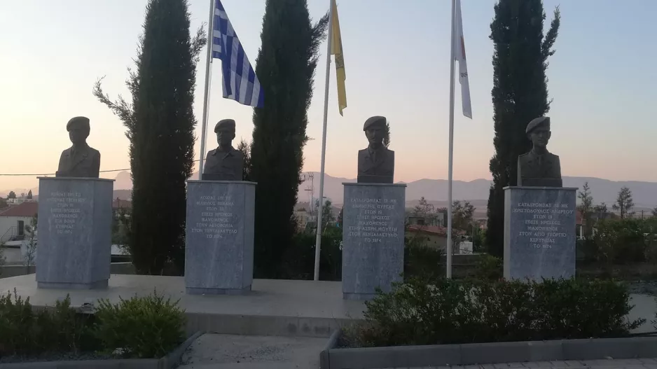 "Ανασήκωσε την πλάτη κι απόσεισέ τους Πενταδάκτυλε μου..."