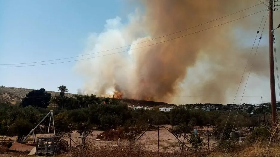 Εκτός ελέγχου η πυρκαγιά- Εκκενώνονται κατοικίες στην Ακτή Κυβερνήτη 