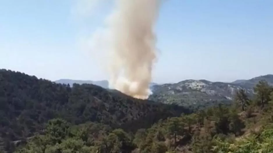 (Πυρκαγιά Πέρα Πεδί) Εκκενώνονται σπίτια - Απειλείται το δάσος Τροόδους 