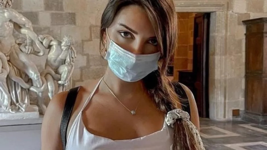 Η Ilana με sexy φόρεμα στο Αρχαιολογικό Μουσείο της Ρόδου