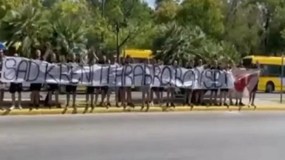 Στην Αθήνα οι οπαδοί της Βελέζ για τον αγώνα με την ΑΕΚ (βίντεο)