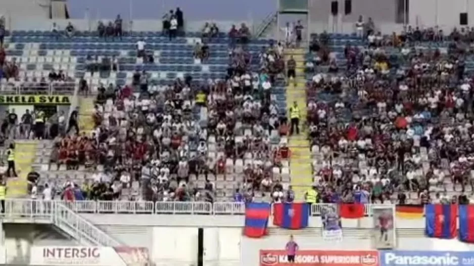 Χειροκρότημα και "ντόπες" πριν την σέντρα (βίντεο)