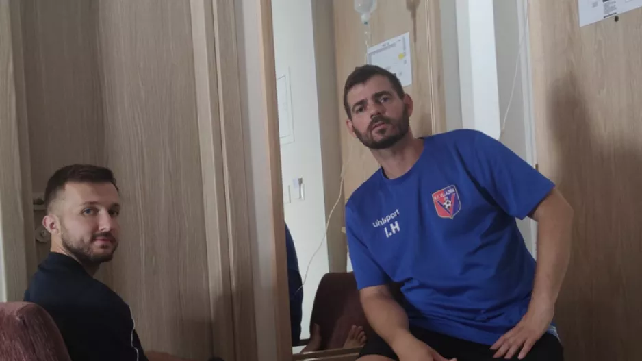 Παίκτες της Vllaznia με ορούς πριν τον αγώνα με ΑΕΛ/Ένας εκτός...