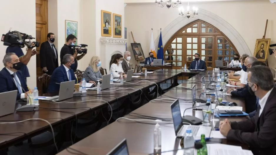 Τα νέα αυστηρότερα μέτρα & κίνητρα εμβολιασμού