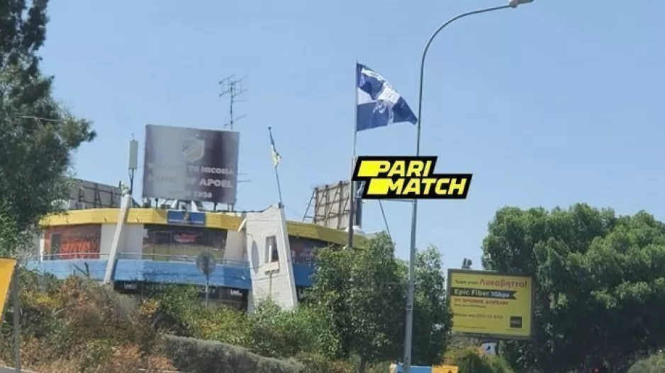 Η επιβλητική νέα σημαία στο Σωματείο ΑΠΟΕΛ (φώτος)