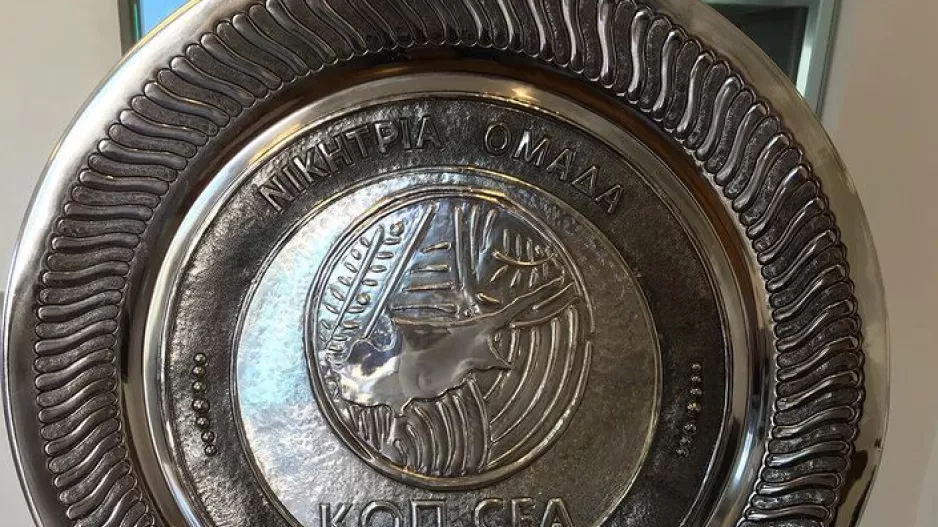 ΕΚΕΙ το τρόπαιο! (φώτο)