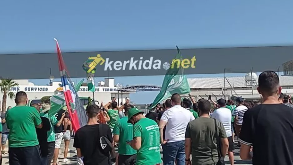 (ΒΙΝΤΕΟ/ΦΩΤΟΣ) Χαμός από τους Ομονοιάτες στο αεροδρόμιο