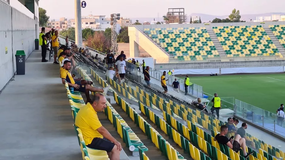"Κιτρινίζει" η Αρένα (φώτος)
