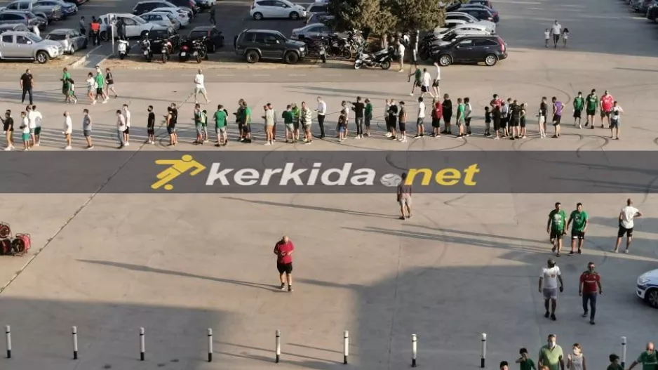 Λίγο πριν την σέντρα/ Αρκετοί... απ' έξω