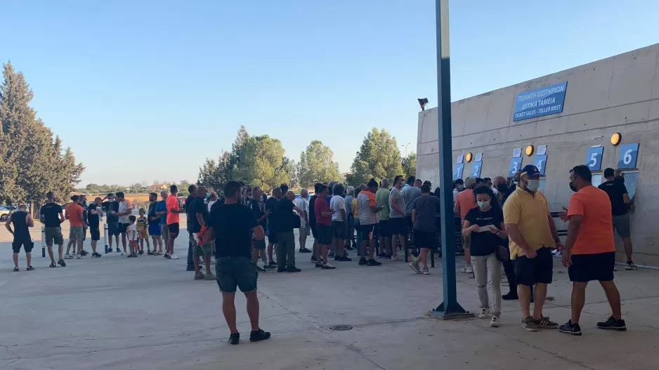 Αρκετός κόσμος έξω λίγο πριν την έναρξη (φώτος)