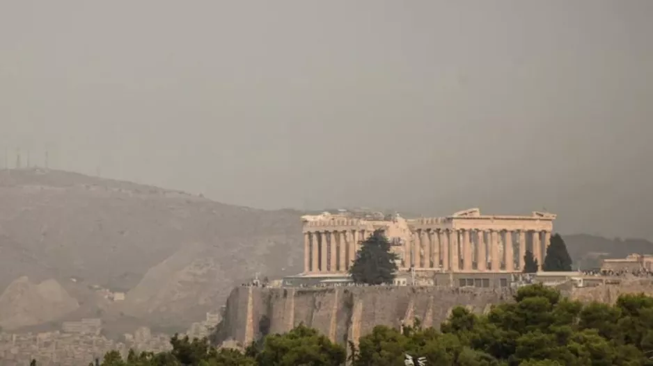 Νέφος καπνού πάνω από την Αθήνα 