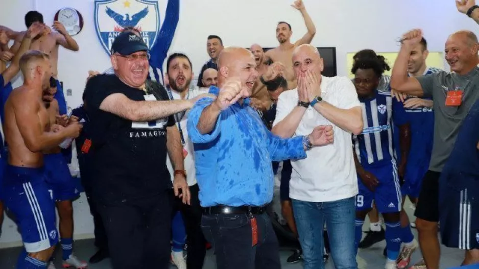 ΦΩΤΟΣ/Πάρτι στα αποδυτήρια και στο γήπεδο!