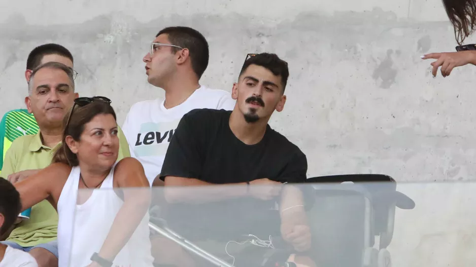 Με πατερίτσες στην κερκίδα ο άτυχος Παρασκευά (φώτος)