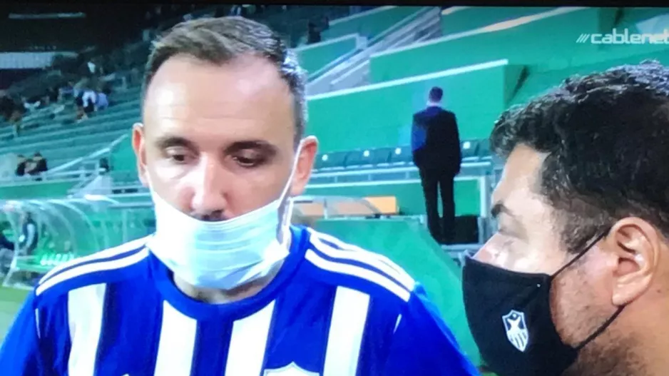 "Μετά από τέτοια ήττα δεν μπορείς να πεις πολλά/Με ένα γεμάτο γήπεδο στον επαναληπτικό..."