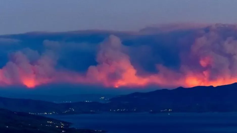 Έτσι φαίνεται η φωτιά της Εύβοιας από το Πήλιο