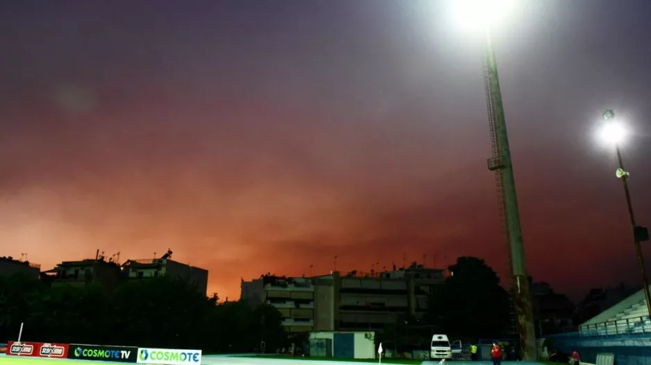 Παναθηναϊκός - Λοκομοτίβα: Η ανατριχιαστική φωτογραφία από το γήπεδο με φόντο τις πυρκαγιές