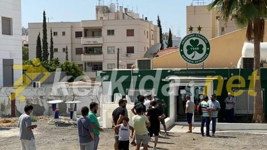 Ουρά... στην Παπανικολή οι Ομονοιάτες (φώτος kerkida.net)