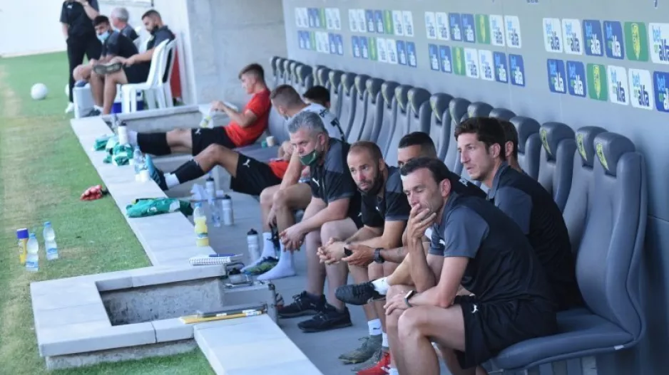 Απόντες/Μία πεντάδα...