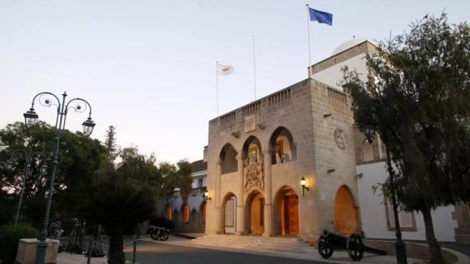 Ύποπτη βαλίτσα έξω από το Προεδρικό!
