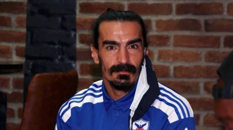 Με διπλή μάσκα! 
