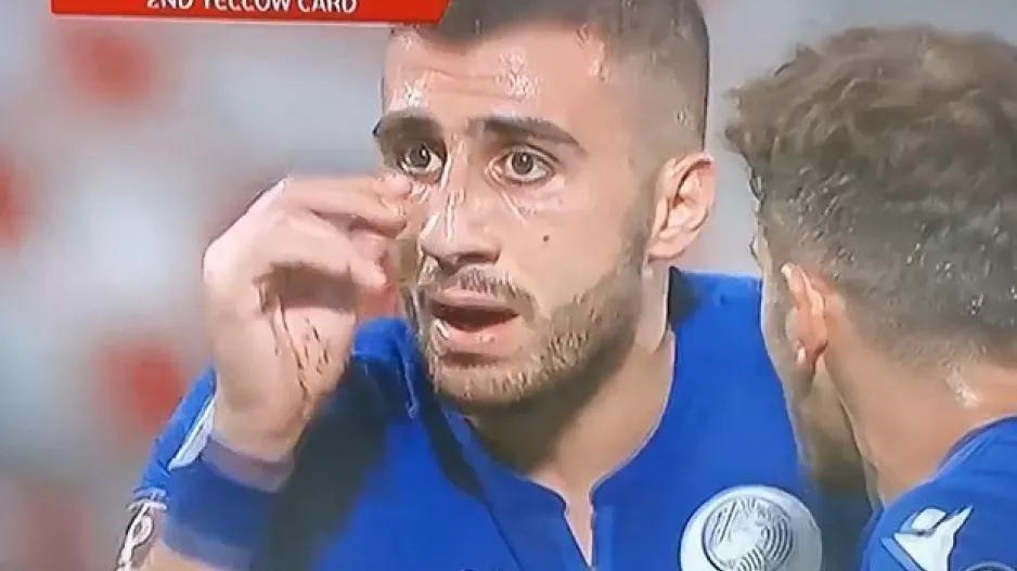 Έβαζε τον σταυρό του ο Κωνσταντίνος!!