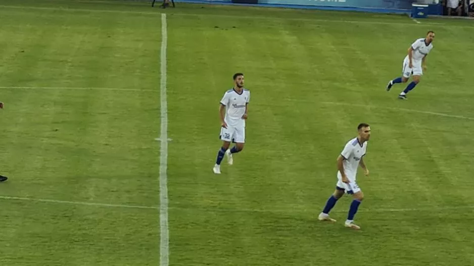 Νινούα στην πισίνα