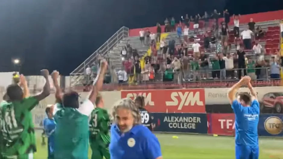 Το καθιερωμένο "ΟΛΕ" μετά την πρώτη ιστορική νίκη (βίντεο)