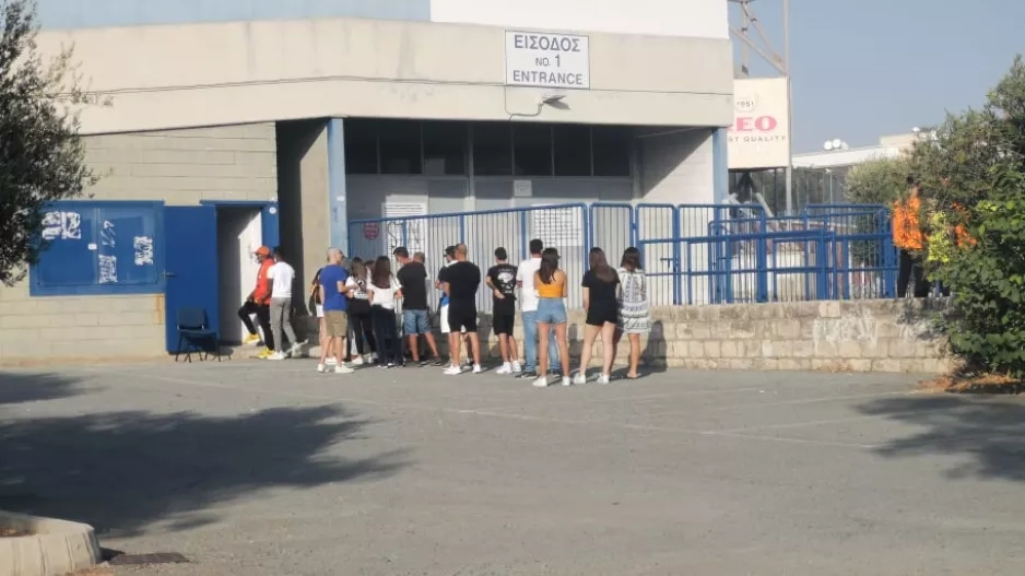 Κόσμος στα εκδοτήρια (φώτος)