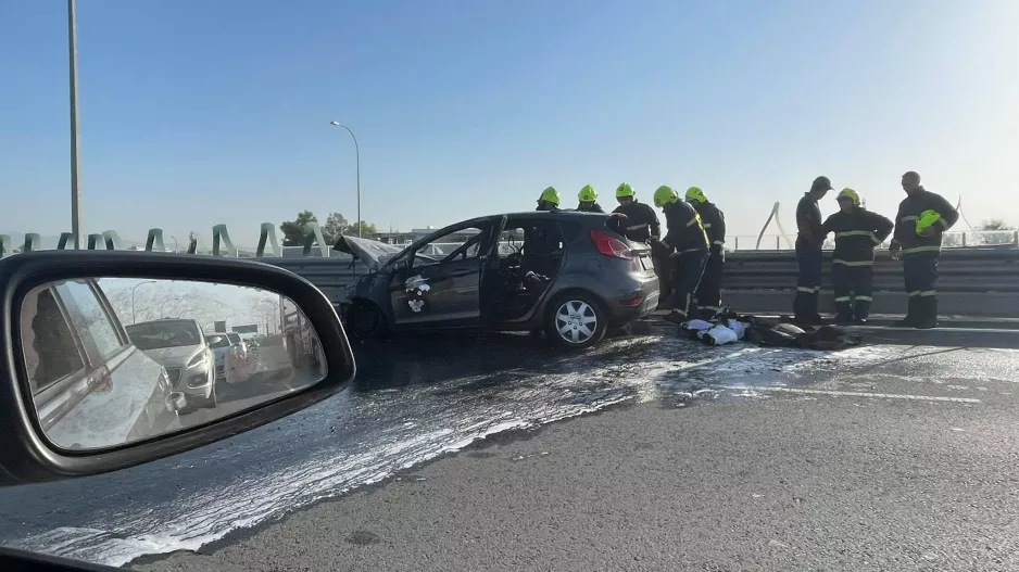 Αυτοκίνητο πήρε φωτιά στην είσοδο της Λευκωσίας