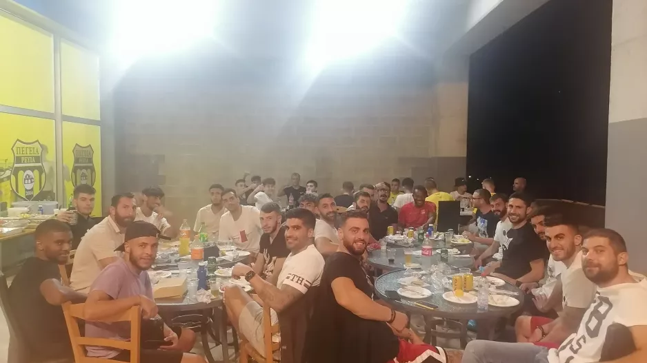 Τραπέζι σε παίκτες και προπονητικό τιμ πριν την πρεμιέρα