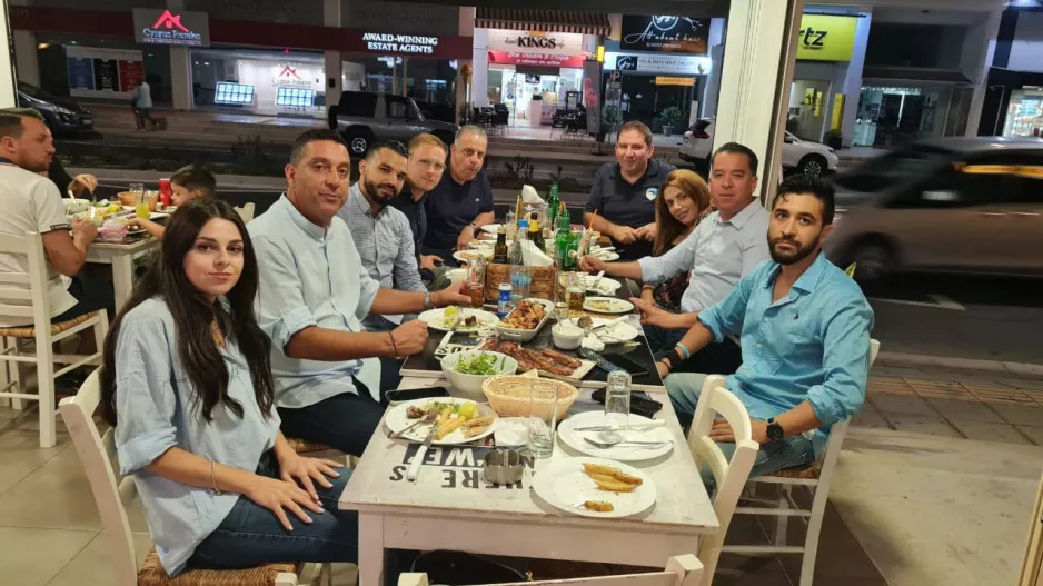 Τραπέζωμα και δώρα στα ΜΜΕ (φώτος)