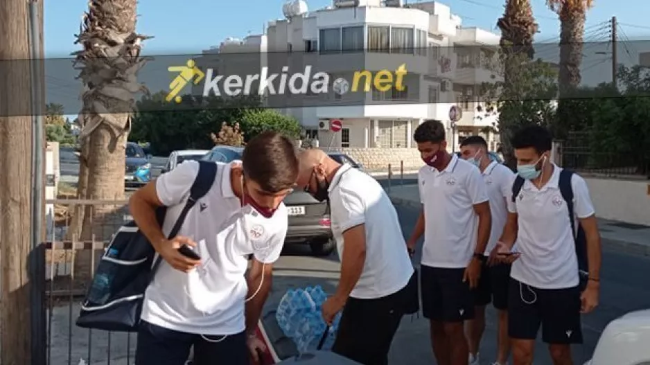 ΦΩΤΟΣ/Στο γήπεδο οι βυσσινί