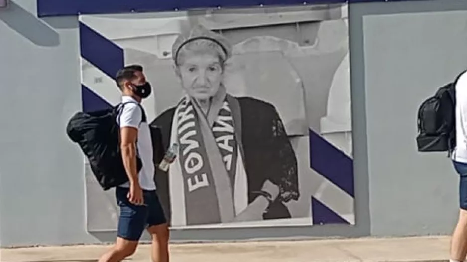 Σίγουρα είναι διπλά περήφανη!