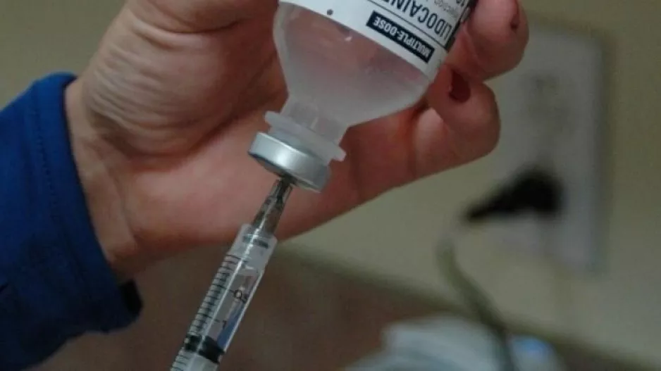 Έριξε μπουνιά στη νοσοκόμα γιατί εμβολίασε τη γυναίκα του!