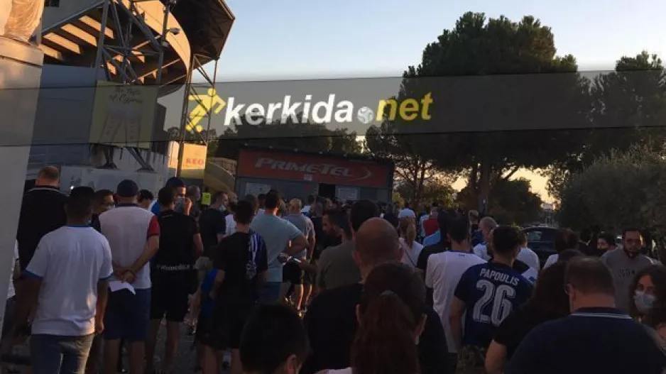 Ουρές οι Απολλωνίστες...