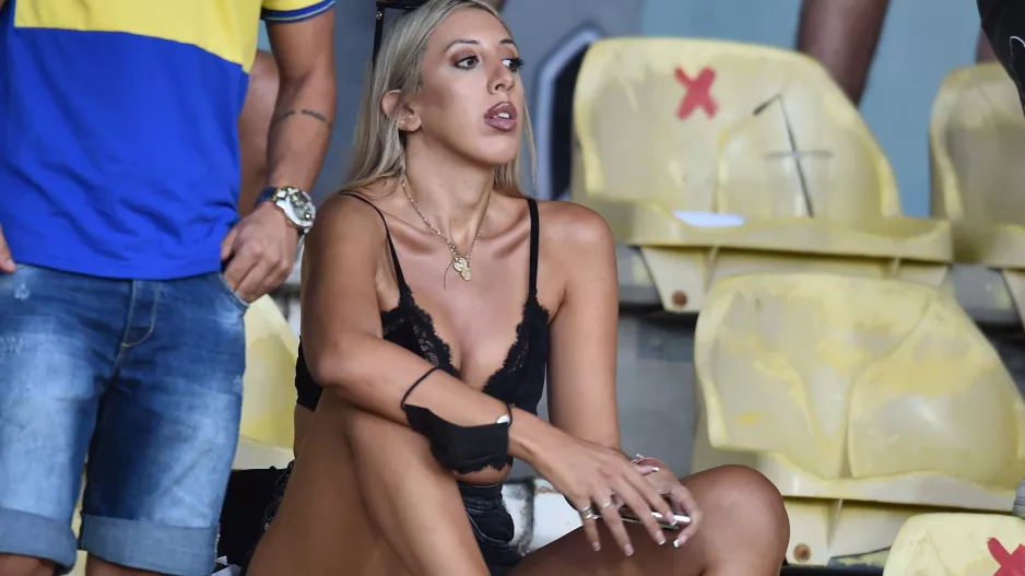 Πάνω της τα βλέμματα!