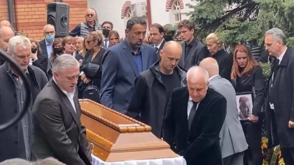 Σπαρακτικές στιγμές στην κηδεία του Ίβκοβιτς: Κουβάλησε το φέρετρο ο Ζοτς - Παρών ο Σπανούλης
