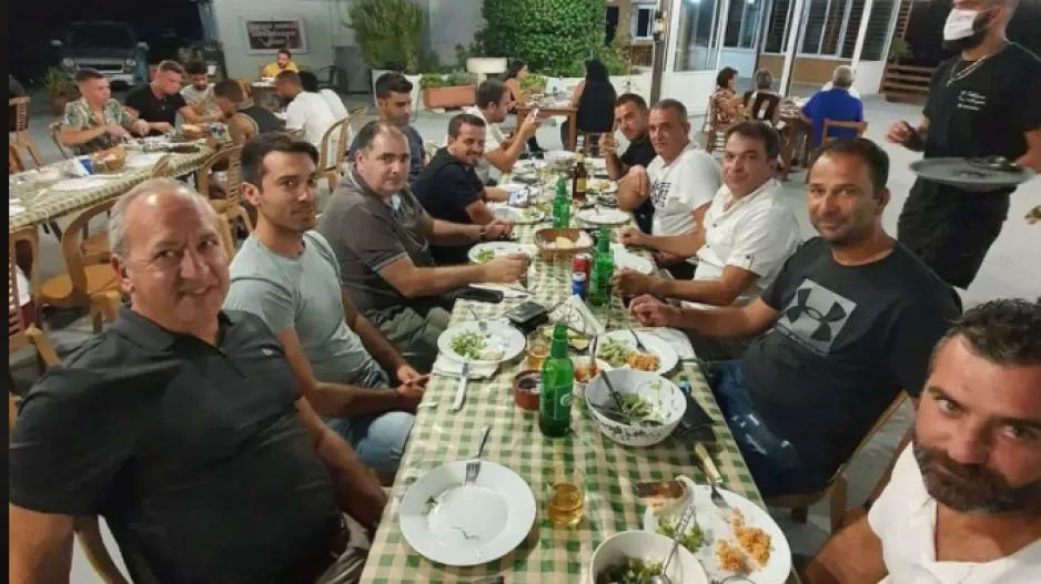Oικογενειακό τραπέζι και στο φόντο... έναρξη (φώτος)