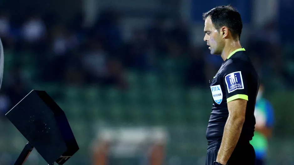On field review και πέναλτι για Απόλλωνα!