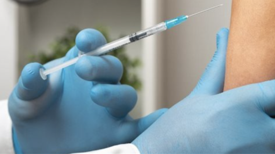 Σκέψεις για να επιστρέψουν τα υποχρεωτικά τεστ για εμβολιασμένους