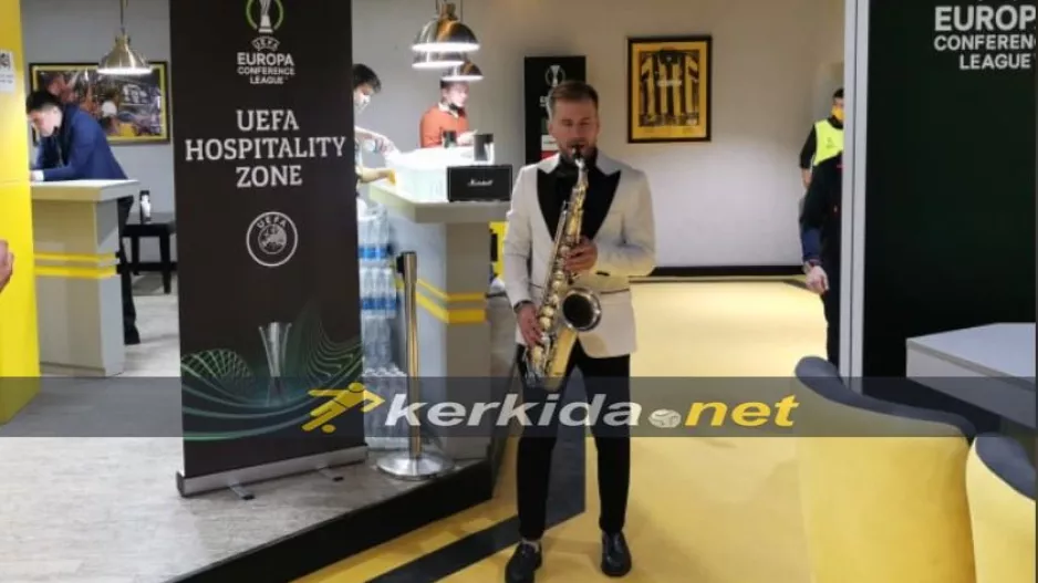 O σαξοφωνίστας στο Οrtalyk Stadion! (Βίντεο)