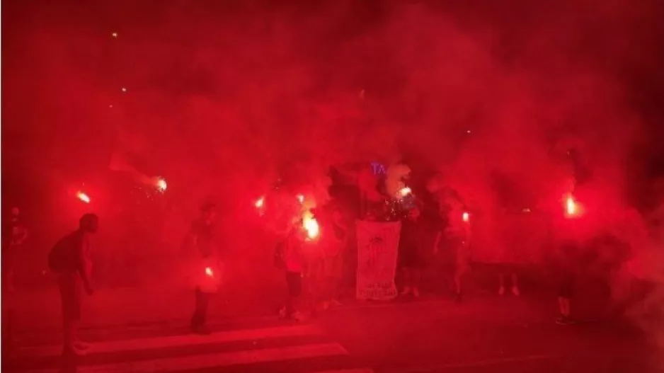 Υποδοχή με συνθήματα και φωτοβολίδες στη Ρόδο για τον Ολυμπιακό