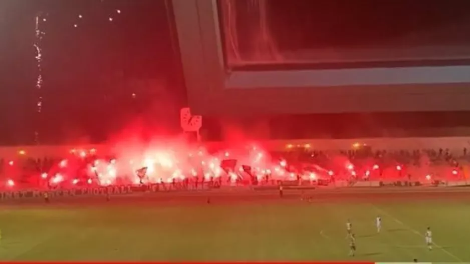 Θύρα 9: "Η Ομόνοια του Λαού είναι εδώ/Δεν αρχίζουμε, συνεχίζουμε"