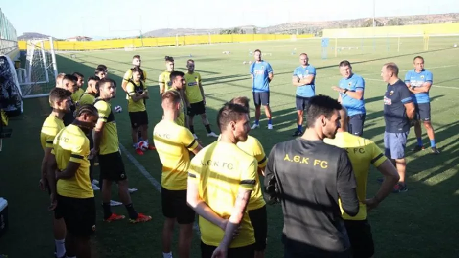 Μιλόγεβιτς στους παίκτες της ΑΕΚ: «Σας φοβούνται και θα σας προκαλούν»