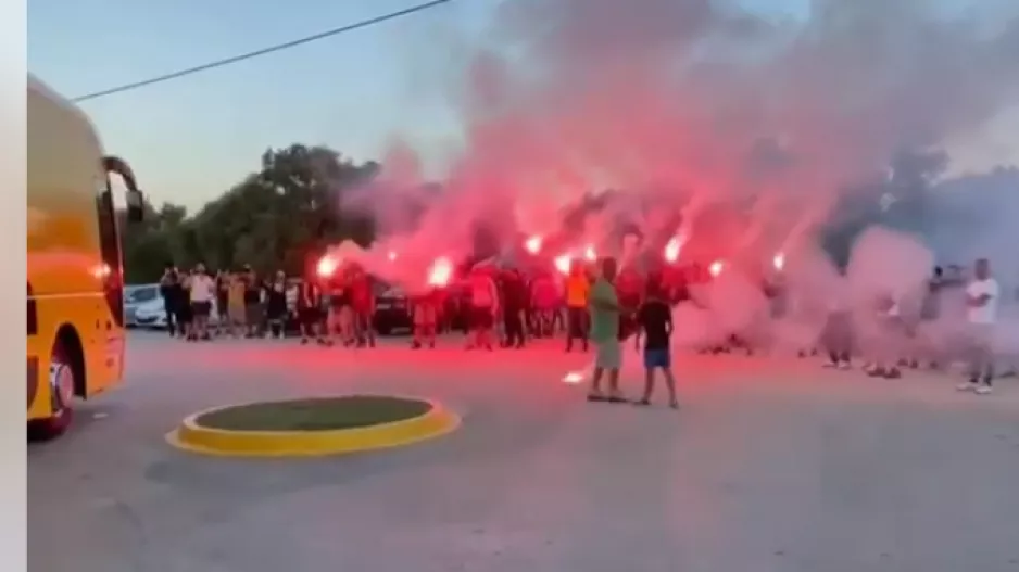 «ΑΕΚ γερά πρωτάθλημα ξανά»: Αποθέωση για την Ένωση στα Σπάτα (βίντεο)