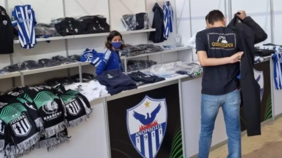 Mπουτίκ έξω απ' το γήπεδο και... πρώτες αγορές (φώτος)