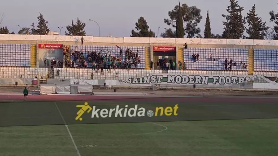 Η ΘΥΡΑ 9... έμεινε στο γήπεδο/"Δεν φεύγουμε απ' εδώ!"