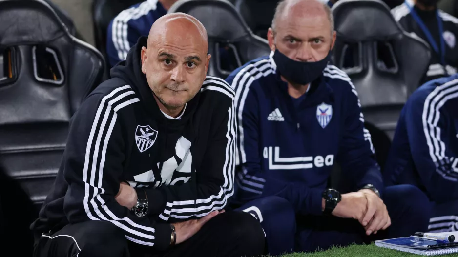 Έτσι μάλιστα, κοιτάζεις προς τα πάνω